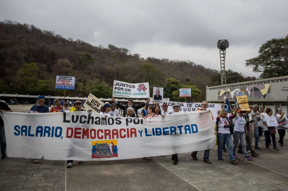 Personas se manifiestan en Caracas durante una protesta por mejoras salariales. Foto: EFE