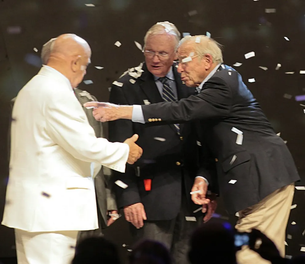 El cosmonauta ruso Alexei Leonov (i), primer hombre en hacer un paseo espacial en marzo de 1968; Neil Armstrong (c), primer hombre en pisar la Luna, en 1969, y Jim Lovell, comandante del Apolo 13. Foto EFE