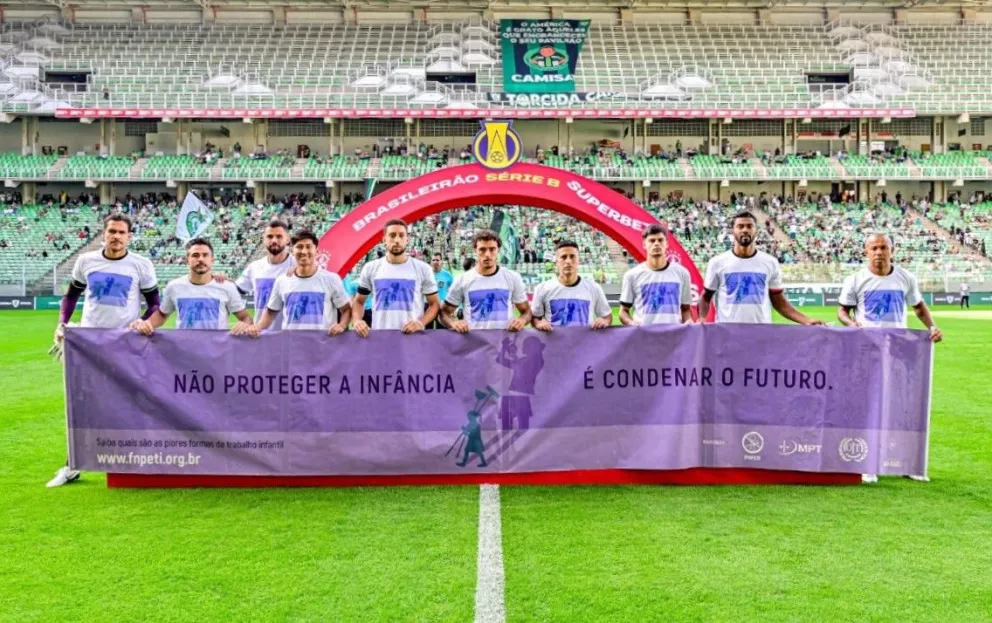 Jugadores del América FC (Miguelito es el cuarto desde la izquierda) lanzan un mensaje a sus hinchas antes del comienzo del partido. Foto: América FC