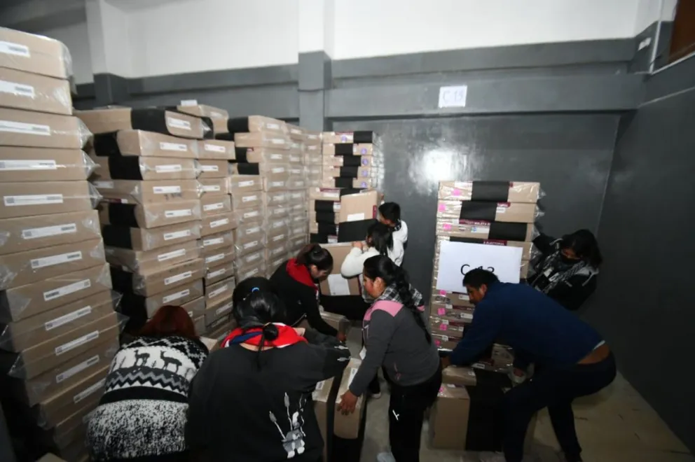 Funcionarios preparan las maletas electorales para las elecciones. Foto; APG