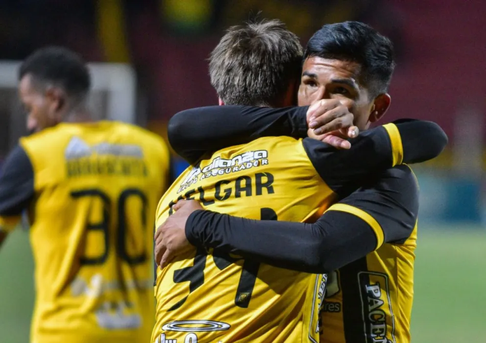 Quiroga se abraza fuerte con el juvenil Santiago Melgar, autor del segundo gol del Tigre. Foto: Marka Registrada