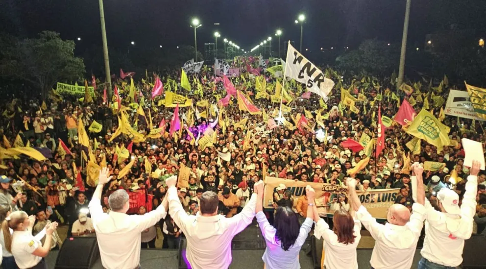 Doria Medina, su esposa, junto a otros candidatos y familiares. Foto: RRSS del político 