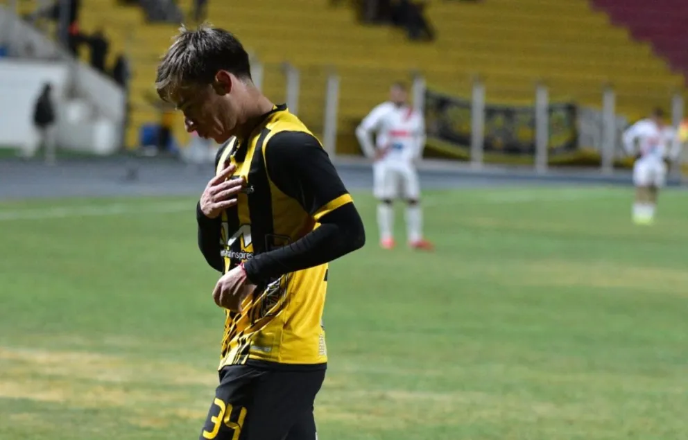 Santiago Melgar festeja el segundo gol de The Strongest en Potosí. Foto: Agencia Marka Registrada