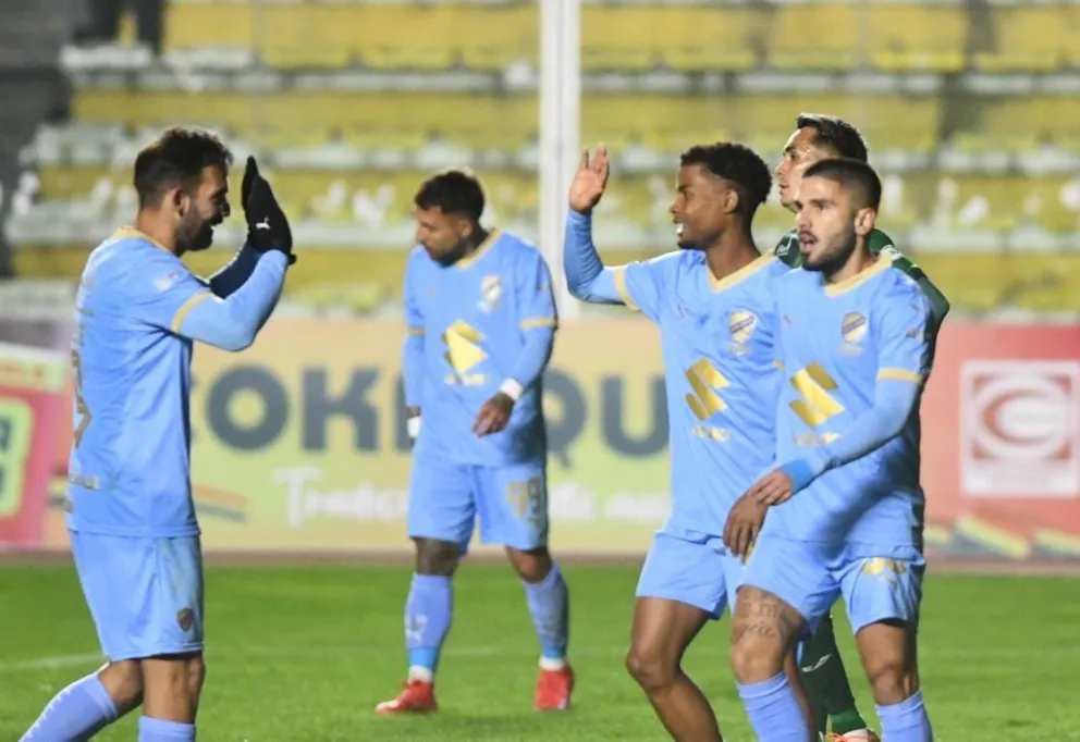 Romero (centro) celebra su gol junto a sus compañeros. Foto: APG.