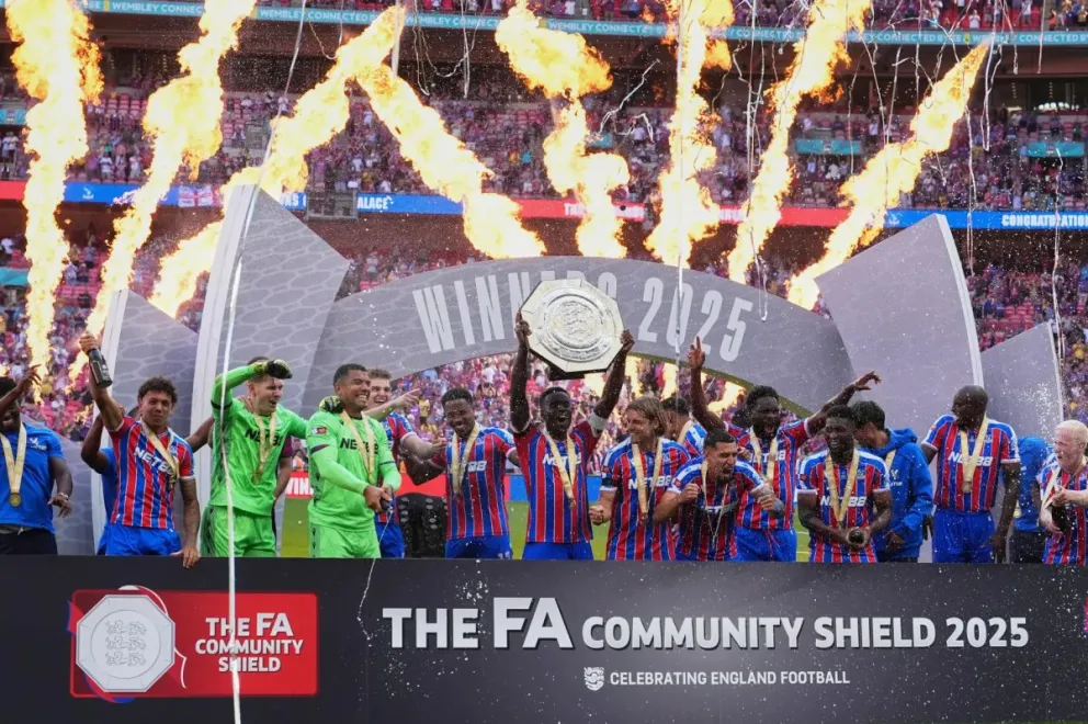 Jugadores del Crystal Palace celebran con su trofeo. Foto: Dave Shopland.