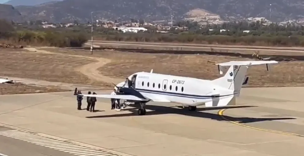 El avión que transportaba a Tuto Quiroga, poco después de aterrizar en Tarija. Foto: Captura de video
