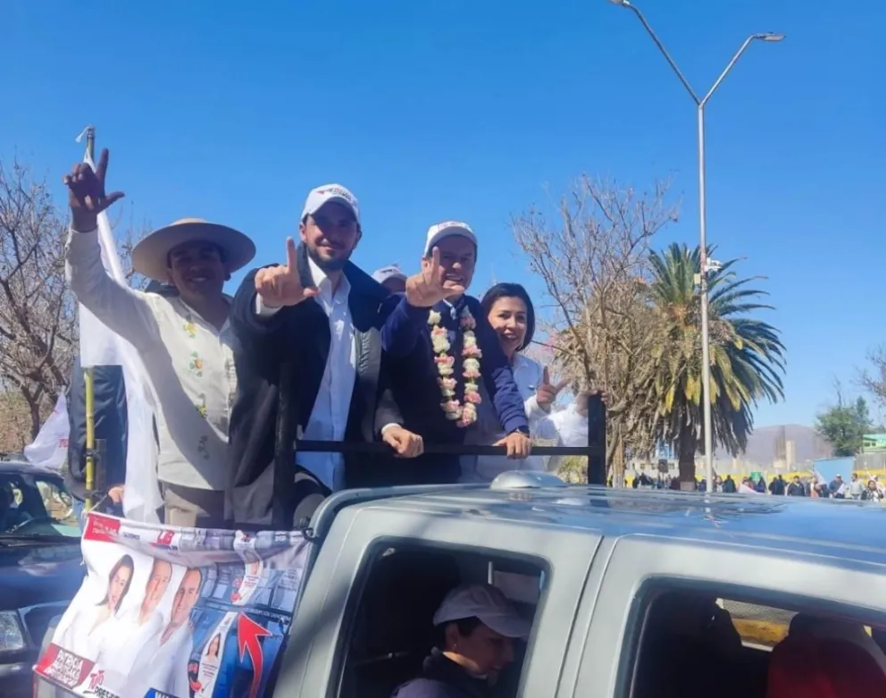 Tuto Quiroga y JP Velasco en Tarija, tras el incidente con el vuelo. Foto: RRSS