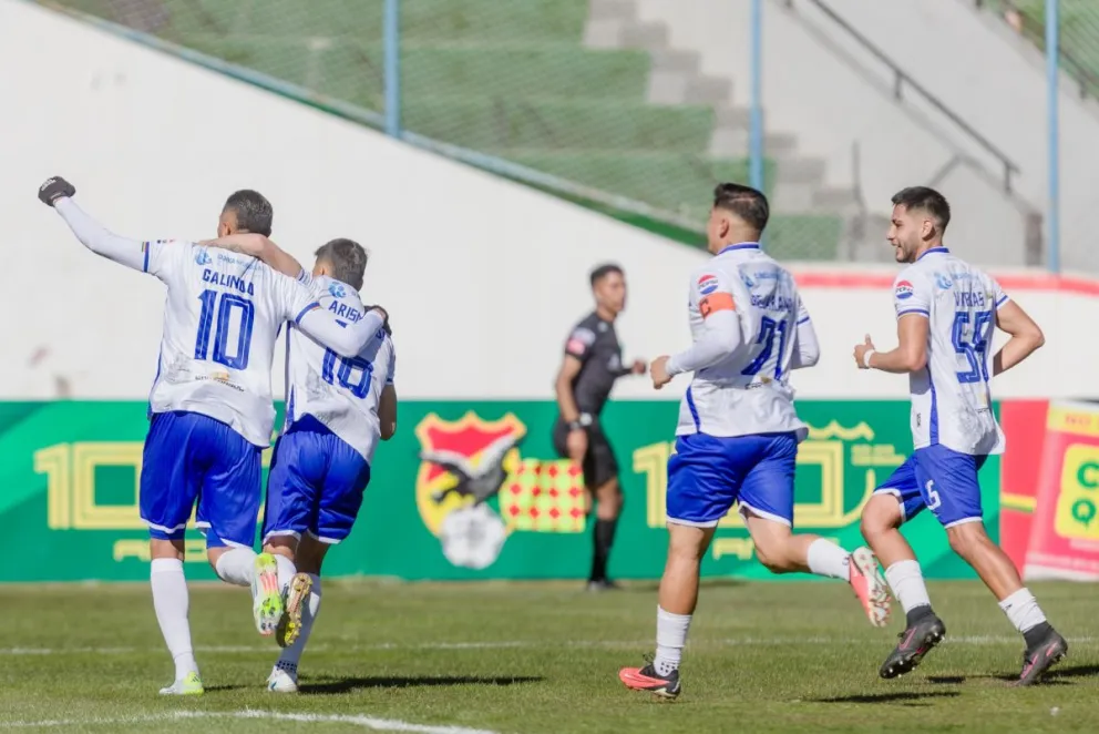 Samuel Galindo (10) junto a sus compañeros festejan el primer tanto del cuadro orureño. Foto: GV San José