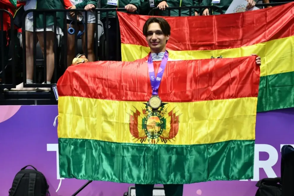 Mayer con su medalla de oro y la tricolor nacional. Foto: COB.