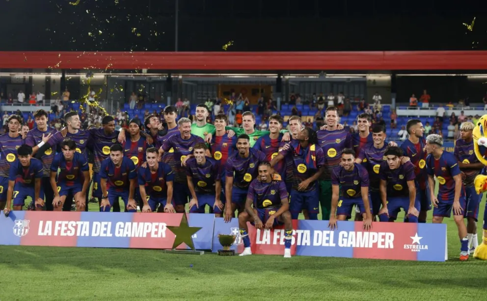 Los jugadores del Barcelona posan con la copa tras golear al Como de Italia. Foto: EFE