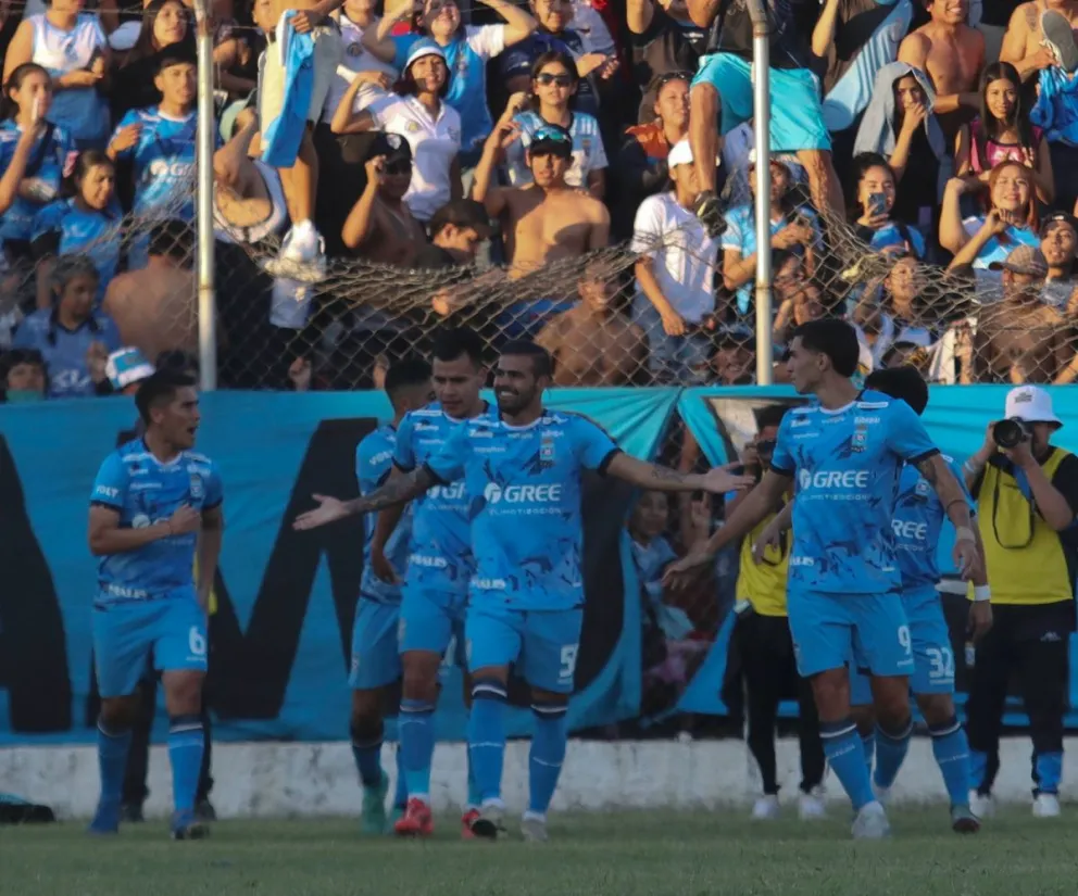 Jugadores de Blooming celebran el tanto de Alaniz. Foto: APG.