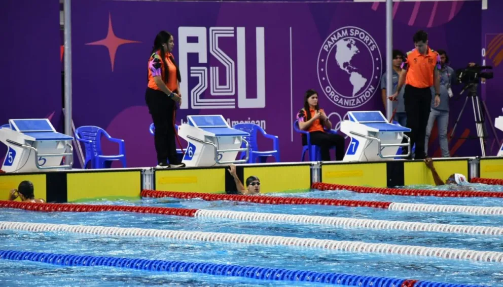 Núñez del Prado (centro) tras competir en su prueba. Foto: COB.