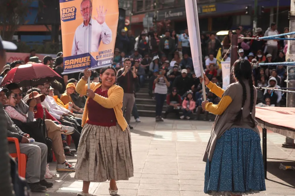 Cholitas participan en un espectáculo de lucha libre este domingo, en La Paz - Bolivia. Foto: EFE