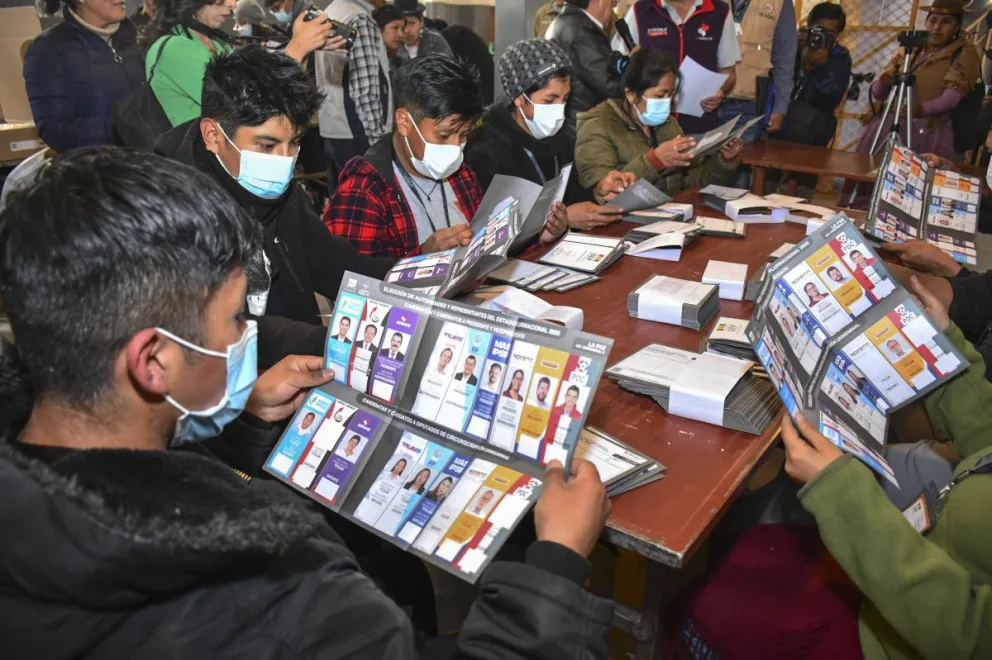 Personal del TED de La Paz realizó el armado de las maletas electorales ante observadores y delegados de organizaciones políticas. APG