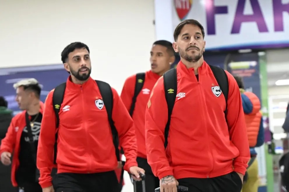 Jugadores del plantel peruano llegar al aeropuerto de El Alto. Foto: Club Cienciano.