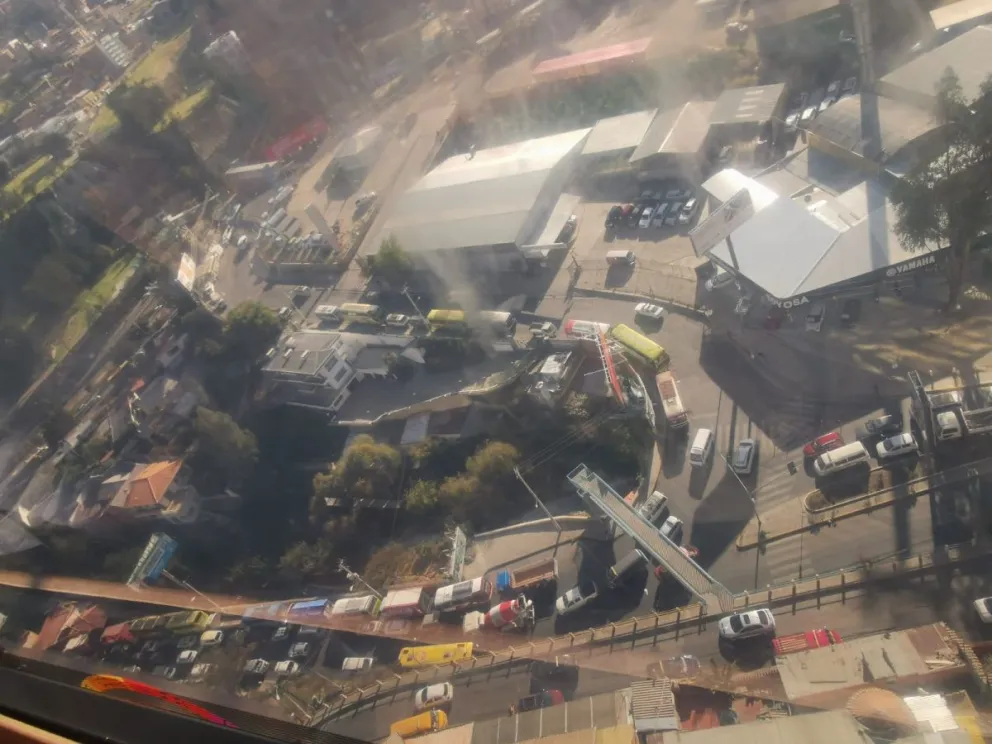 Vista desde el Teleférico de filas por gasolina y diésel para la estación de servicio en la calle cero de Obrajes y que se extienden por la curva de Olguín. Foto. M Belmonte