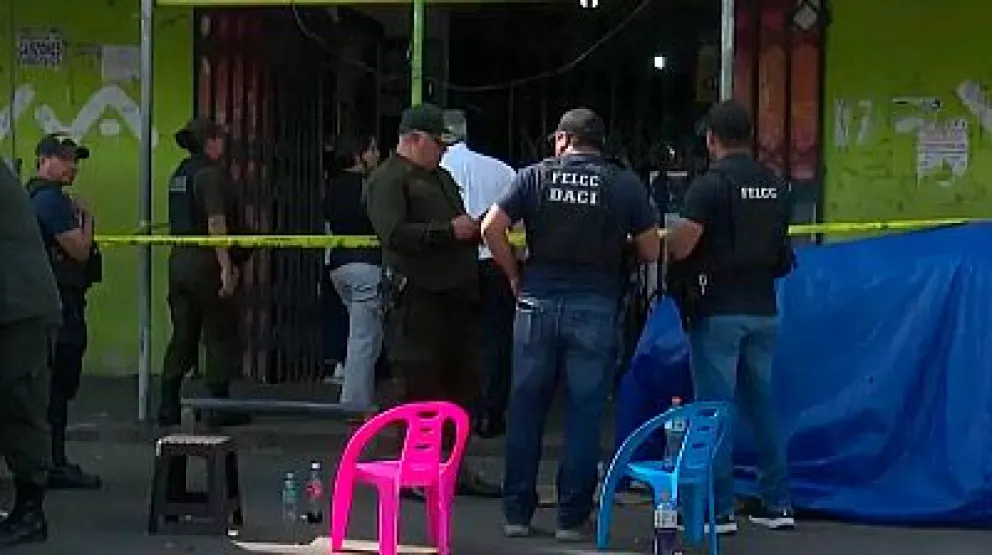 Policías en el lugar del crimen, en Santa Cruz, en una imagen de archivo. Foto: RRSS
