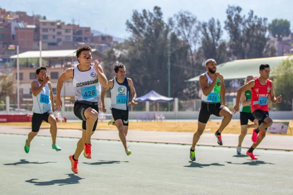 Un grupo de velocistas durante el Nacional Mayores. Foto: FAB.