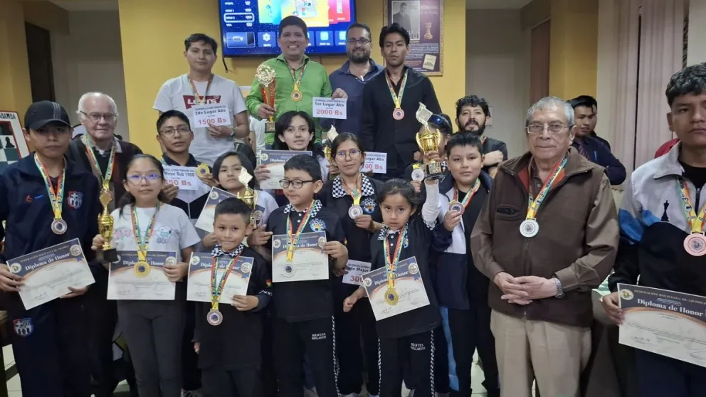 Los premiados del torneo nacional. Foto: Federación Boliviana de Ajedrez.