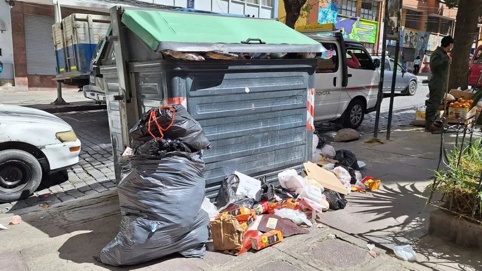Uno de los contenedores repletos y la basura acumulada en la calle por los vecinos en la calle 20 de octubre en el centro de La Paz- Foto. M Belmonte 