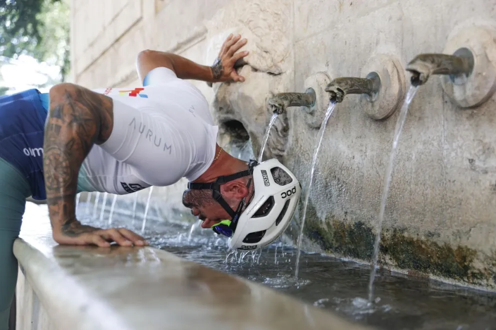 Una persona trata de calmar el calor sofocante que vive Europa en estas jornadas de agosto. Foto: EFE