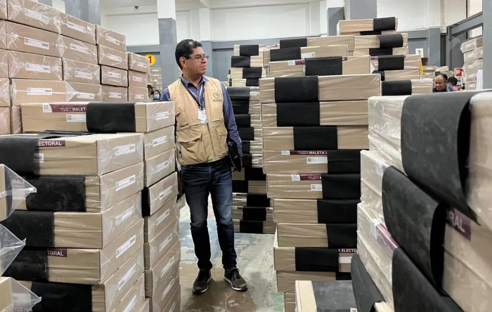 Uno de los integrantes de la misión de observación de la Organización de los Estados Americanos (OEA) supervisa el armado de maletas electorales. Foto ABI