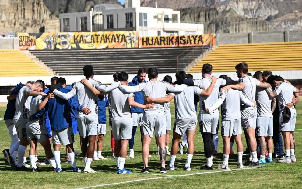 El plantel incaico previo a su entrenamiento en Achumani. Foto: Club Cienciano.