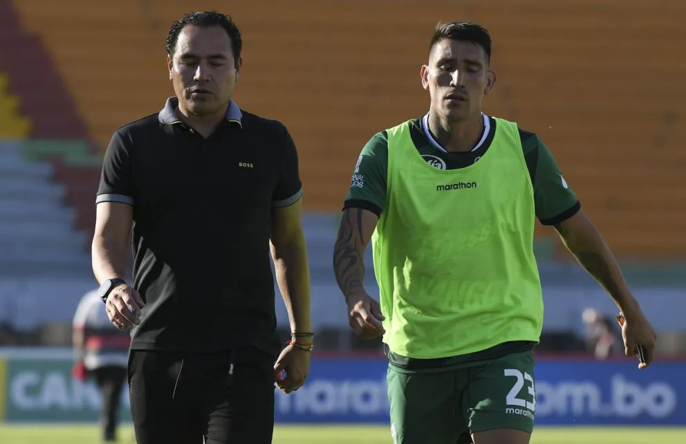 Gualberto Mojica abandona el campo del estadio Félix Capriles junto a Ricardo Cenurión. Foto: APG