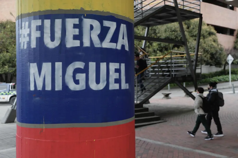 Fotografía que muestra un mensaje a favor del precandidato presidencial de Colombia Miguel Uribe Turbay este lunes, en Bogotá (Colombia). Foto: EFE