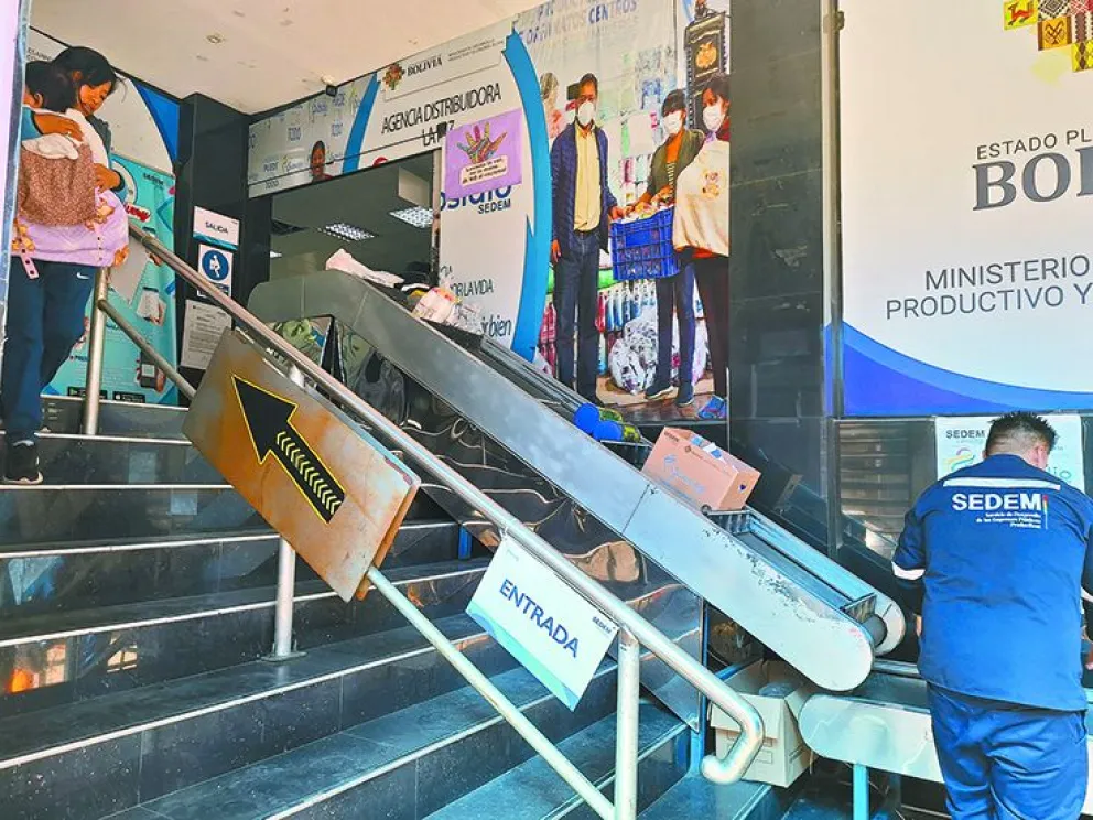 Una beneficiaria recoge el paquete de subsidio en el Sedem de Sopocachi. FOTO: Jorge Soruco /Visión 360