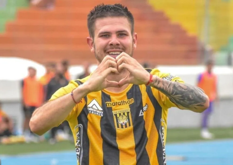 Sebastián Guerrero celebra uno de los goles que marcó para The Strongest. 