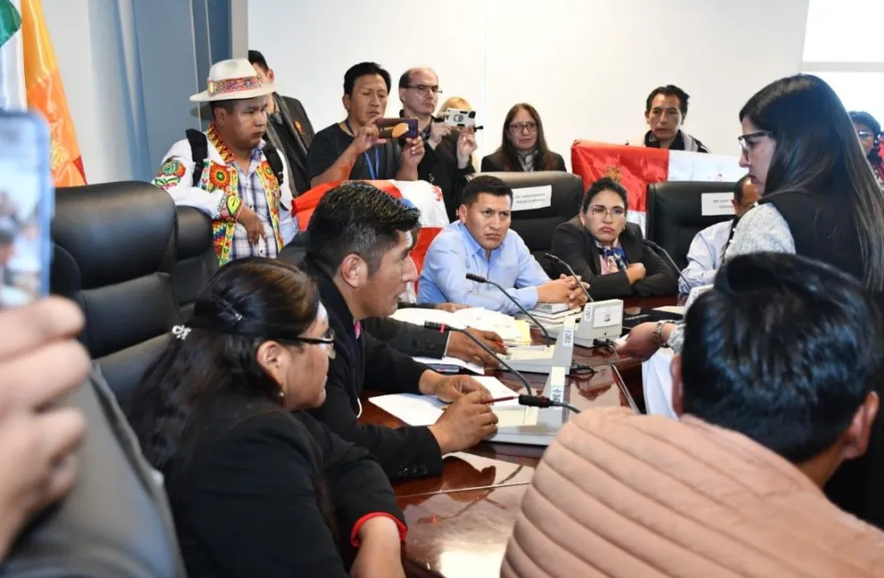 Asambleístas durante la polémica sesión de la Comisión de Economía Plural de la Cámara de Diputados de la ALP. Foto: APG