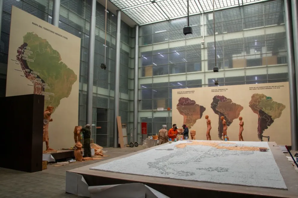 Los especialistas trabajan en el montaje de la muestra Jallp’a Mama Kawsan – La vida de la Madre Tierra. FOTO: MUSEF