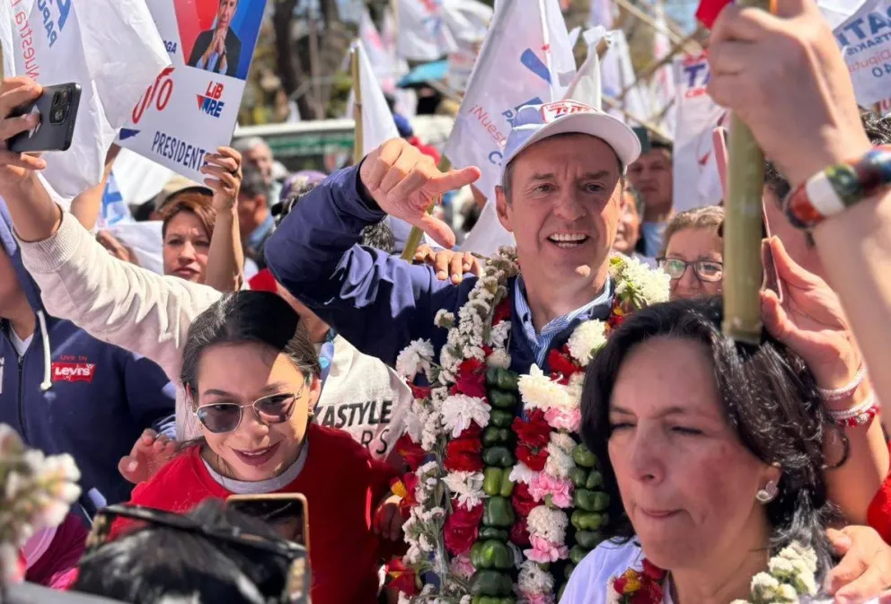 Tuto participa en su cierre de campaña en Sucre, Chuquisaca, la tarde de este lunes. Foto: Jorge Tuto Quiroga Ramírez