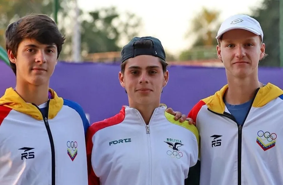 El tenista boliviano Suárez (centro) con dos venezolanos en los Juegos. Foto: Asunción 2025.