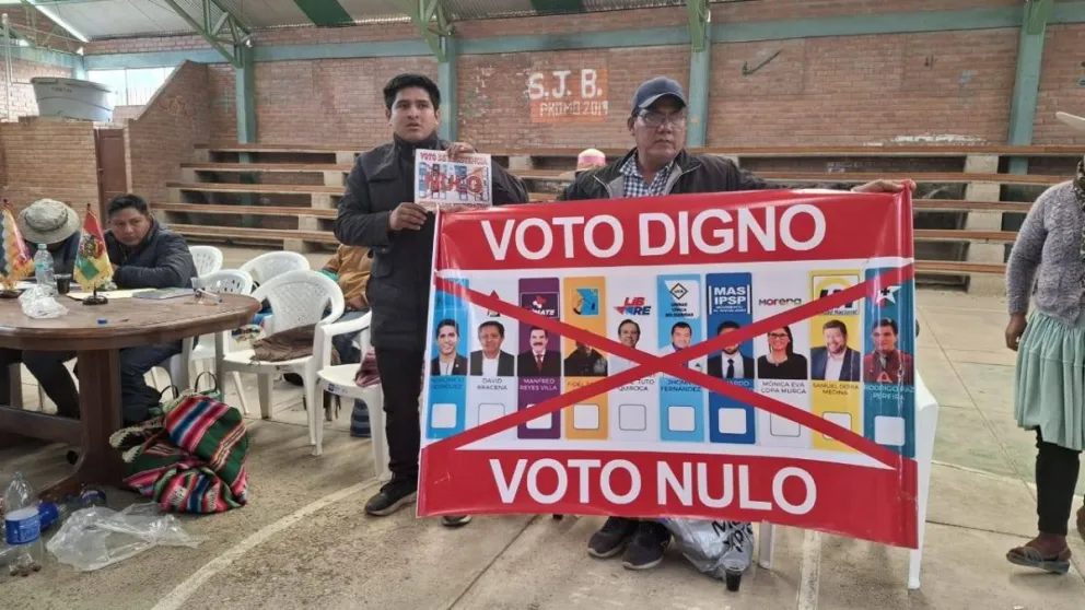 El diputado evista Héctor Arce sostiene una pancarta con la consigna "Voto Digno, Voto Nulo". Foto: RKC