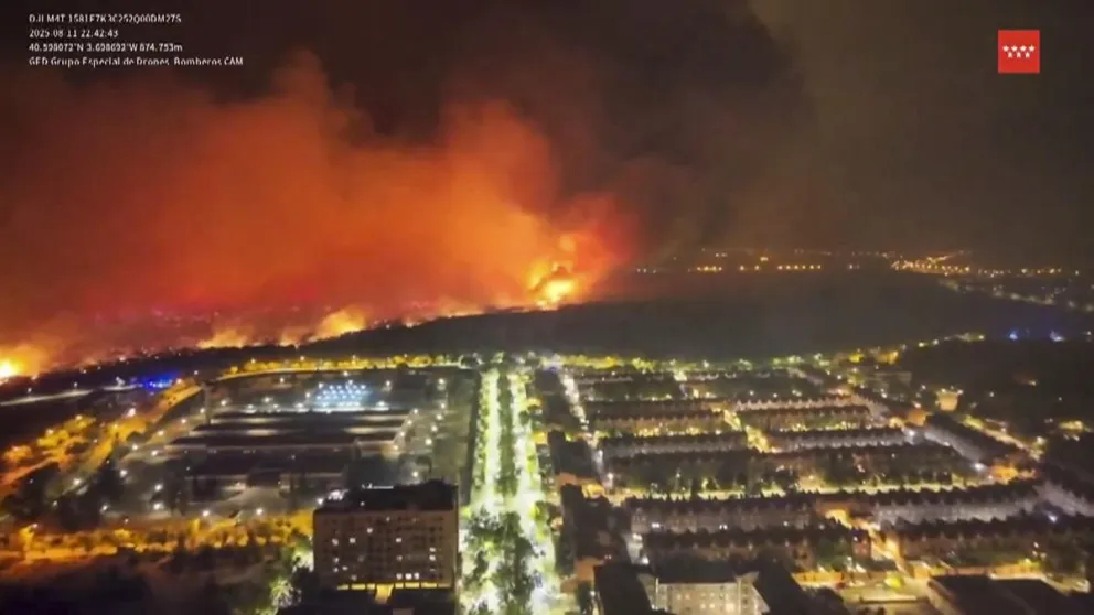 Captura de video facilitado por Emergencias Madrid que muestra las llamas durante el incendio declarado, este lunes, en Tres Cantos, Madrid Foto: EFE/ Emergencias Madrid
