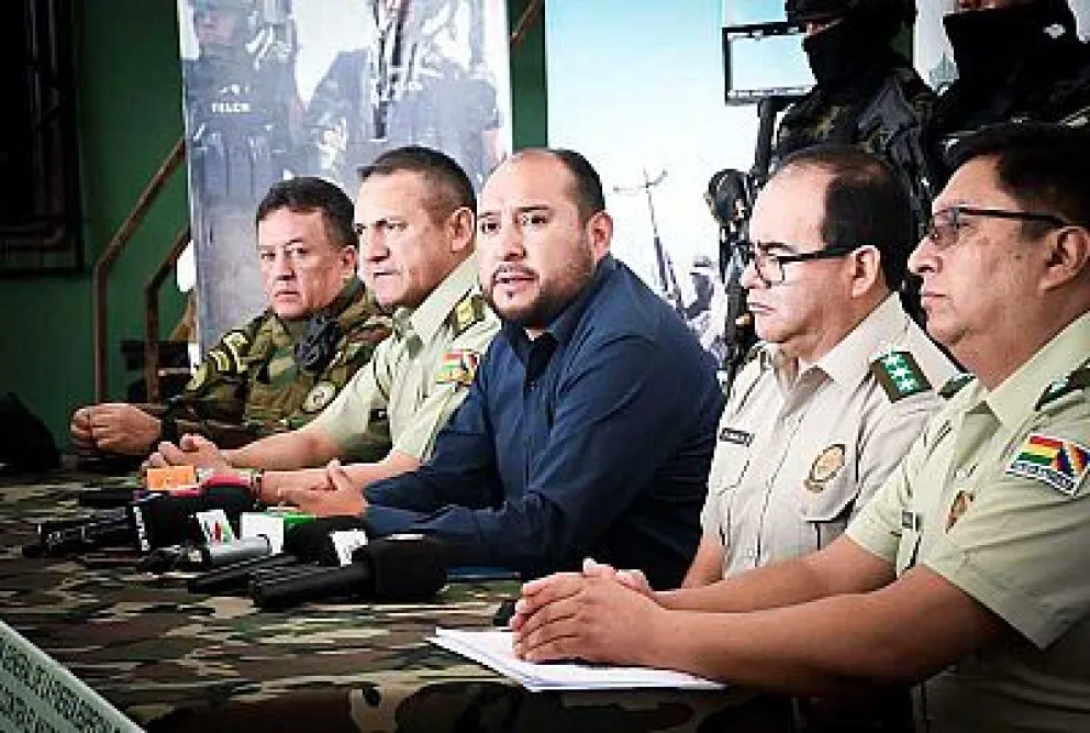 El ministro de Gobierno junto a jefes policiales. Foto: Bolivia Tv