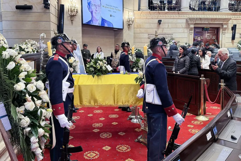 El Batallón Guardia Presidencial custodia el féretro del fallecido senador en Bogotá. Foto: EFE