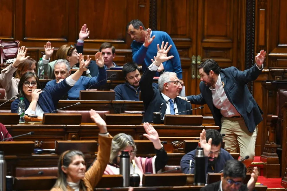 Diputados reaccionan durante una sesión en la Cámara Baja este martes, en Montevideo. Foto: EFE