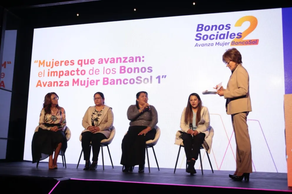 Emprendedoras, que recibieron el respaldo de BancoSol con la primera emisión de bonos sociales de género, cuentan sus experiencias. Foto: BancoSol.