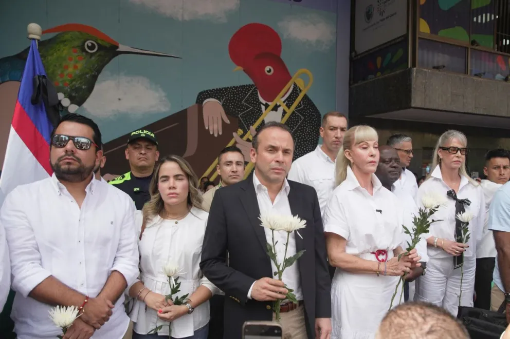 El alcalde de Cali, Alejandro Éder (c), y la gobernadora del Valle del Cauca, Dilian Francisca Toro (2-d), asisten a un homenaje del fallecido senador y precandidato a la Presidencia de Colombia, Miguel Uribe Turbay, este martes en Cali. Foto: EFE