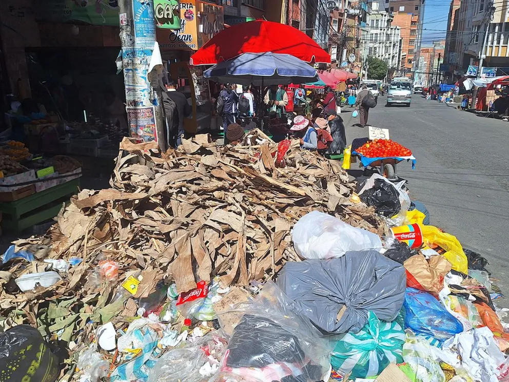 Montículo de basura al lado de la venta de fruta en el mercado Rodríguez. FOTO: Jorge Soruco / Visión 360
