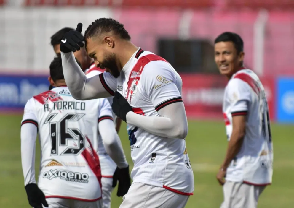 Tommy Tobar celebra el primer gol del partido jugado en Potosí. Foto: Marka Registrada