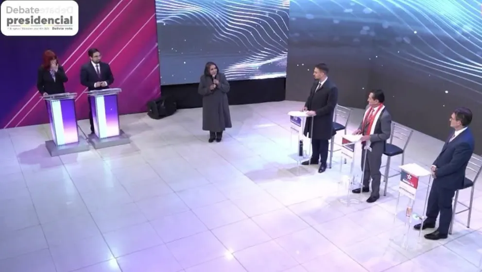 La vocal Nancy Gutiérrez habla durante la inauguración del segundo debate presidencial. FOTO: Fides