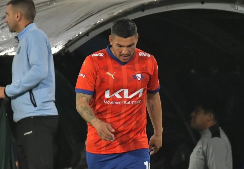 Cristián Chávez se retira de la cancha después de haber sido expulsado con roja directa. Foto: Agencia Marka Registrada