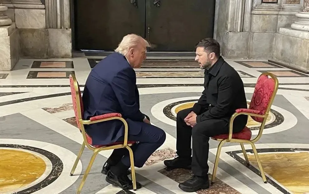 Imagen de archivo del encuentro que mantuvieron en el Vaticano Volodimir Zelenski y Donald Trump. Foto: EFE