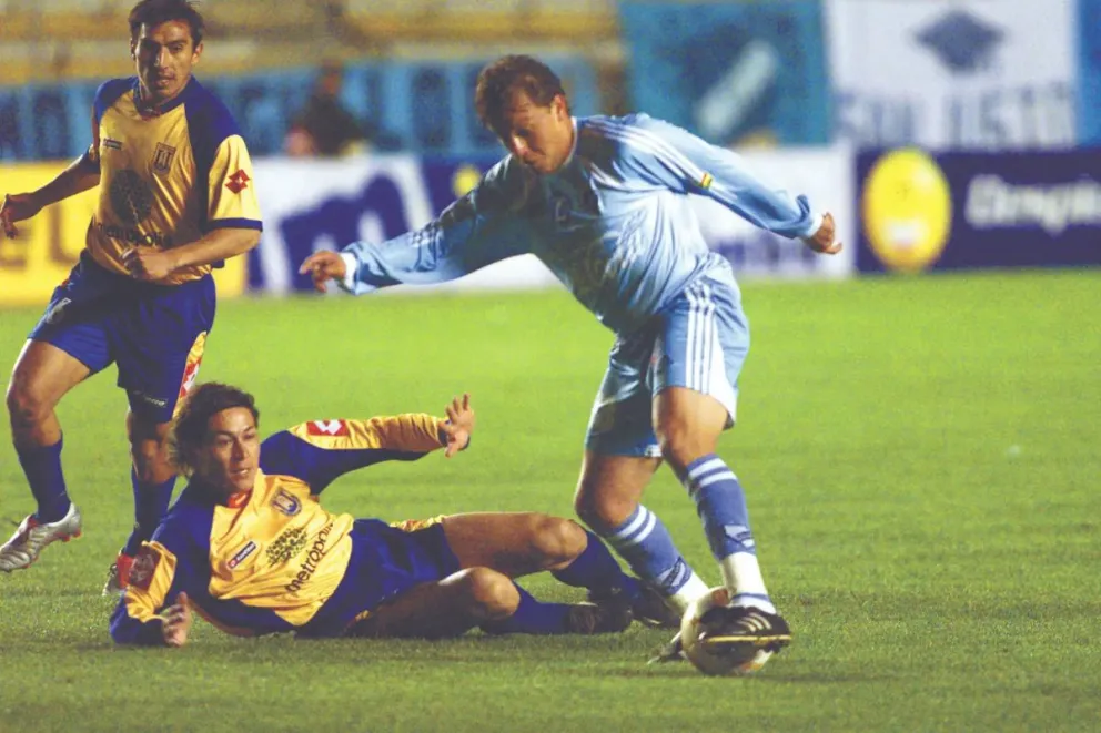 Limberg Gutiérrez deja en el camino a un jugador de la U de Concepción (2004). Foto:MMG