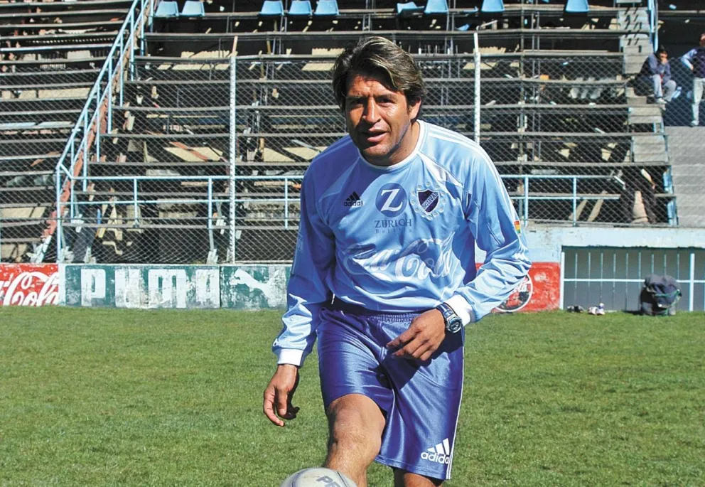 Oscar Sánchez en un entrenamiento de los bolivaristas en el viejo estadio de Tembladerani (2004). Foto: MMG
