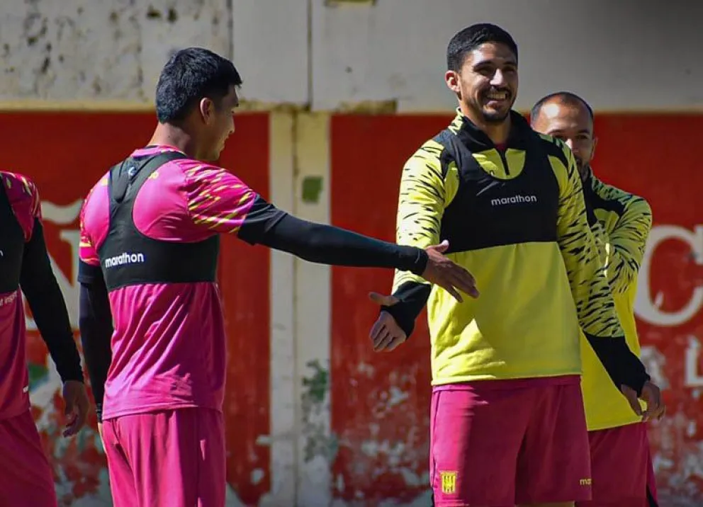 Martín Chiatti (centro) junto a Jeyson Chura y Juan Godoy en uno de los últimos entrenamientos del Tigre. Foto: club The Strongest